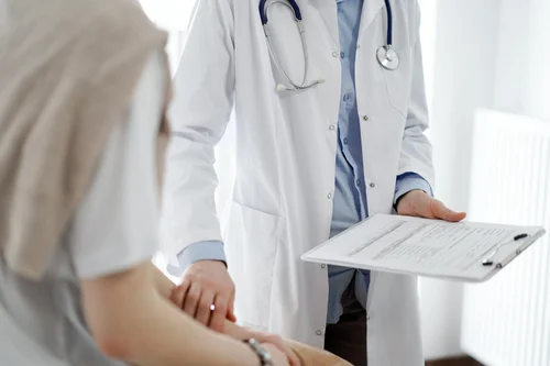 семейный психолог разговаривает с пациентом